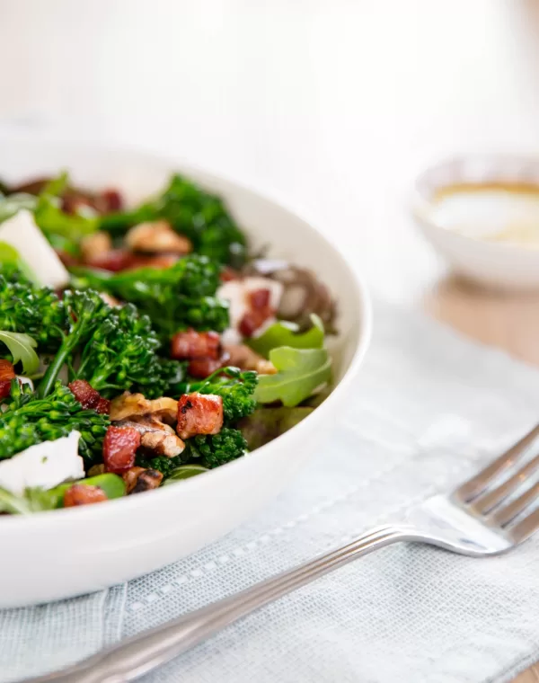 Ensalada de Bimi® brócoli, Queso de Cabra, Bacón y Nueces