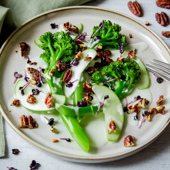 Bimi®-Apfel-Salat mit gerösteten Pekannüssen