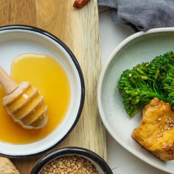 Tofu mit Chili-Honig-Sesam-Marinade auf Bimi® Brokkoli