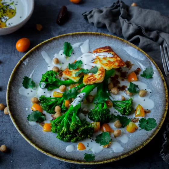 Salat mit mariniertem Bimi® Brokkoli, Kichererbsen, Kumquats und Halloumi