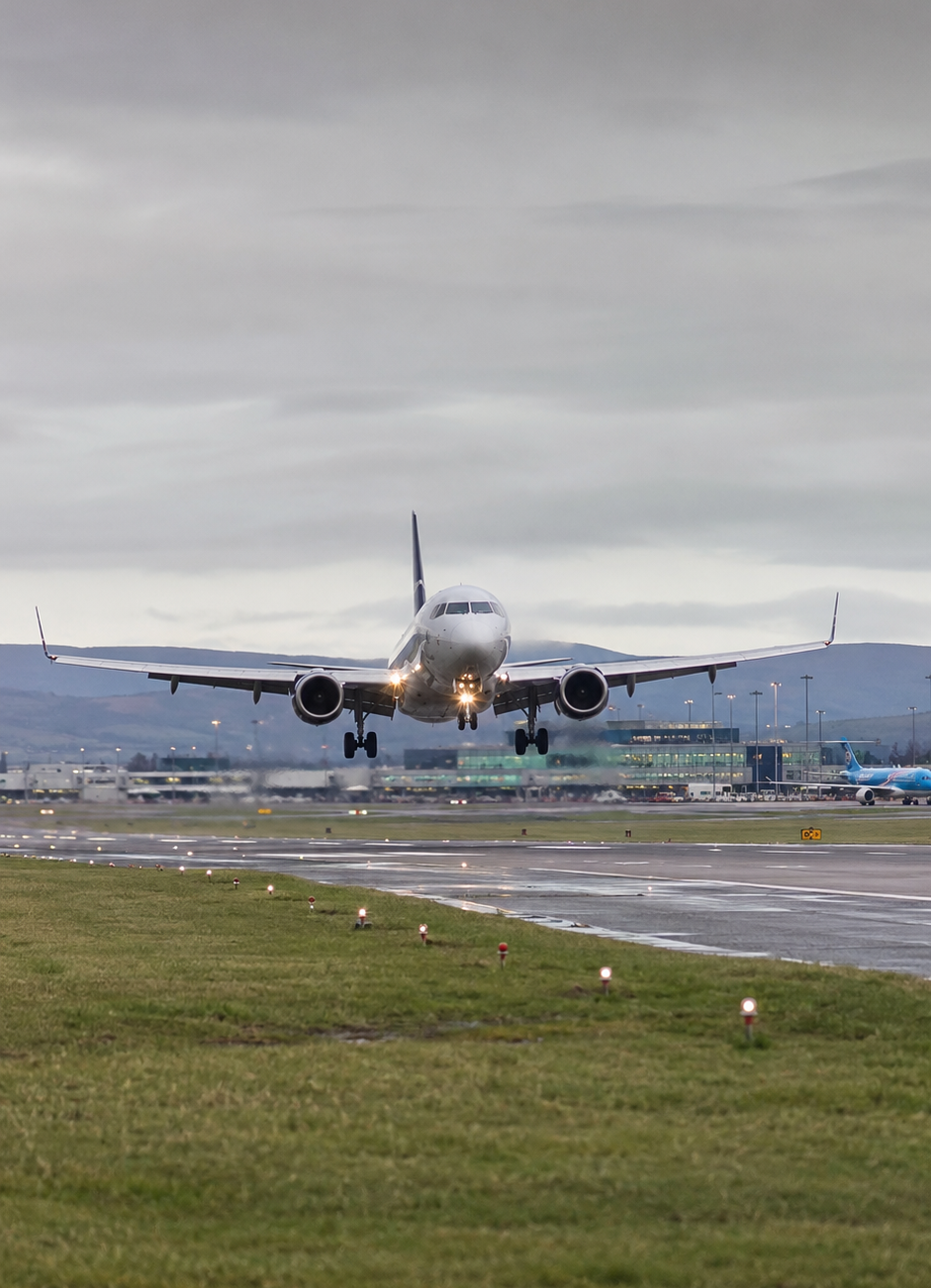 plane landing at glasgow airport