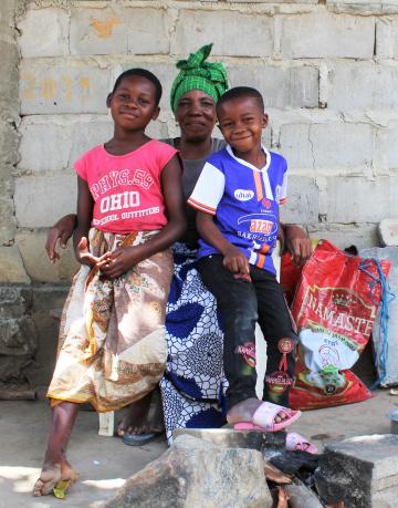 Amina, a 50-year-old grandmother who returned to Palma District, Cabo Delgado Province, Mozambique, in June this year is currently taking care of her two young grandchildren. Amina lost her husband during violent attacks by non-state armed groups in March 2021 that forced the district’s population to flee.