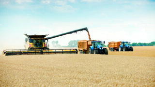 Combine breaks world record harvesting almost 800t in 8 hrs