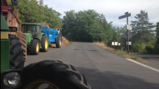 French farmers block trucks with foreign food from entering France