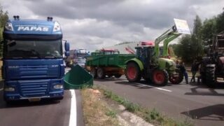 Pics of French farmers protesting with gusto