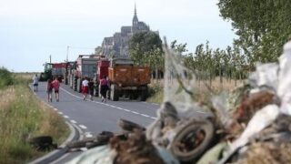 French farmers block roads as ‘25,000 face bankruptcy’