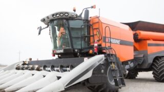 Monster machinery: Tribine combine with 27t chaser bin