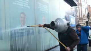 Video: Farmers spray hundreds of litres of milk in protest in Brussels