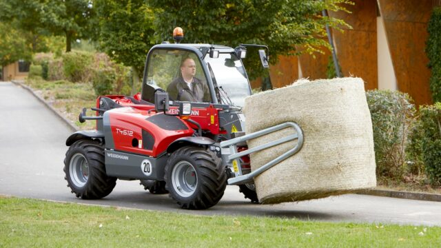 Weidemann T4512 telehandler (action)