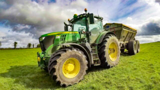 Video: A high-spec Deere ‘talks’ to a spreader…to boost accuracy