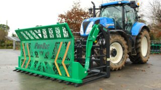 Tackling the silage: Tip and ‘flick’ or use this push-off fork?