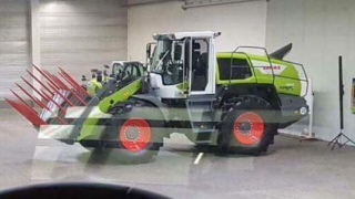 A Claas loading shovel for your silage pit – courtesy of Liebherr?
