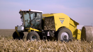 Self-propelled round baler moves on…to maize stalks