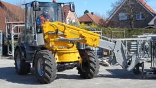 ‘Paus’ for thought…with this ‘double-jointed’ loader