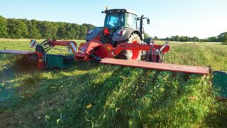 ‘Uncut strips’: See Kverneland’s answer at Grass & Muck