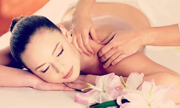 Woman getting a back massage. Explore UK Spa Breaks for your hen party: