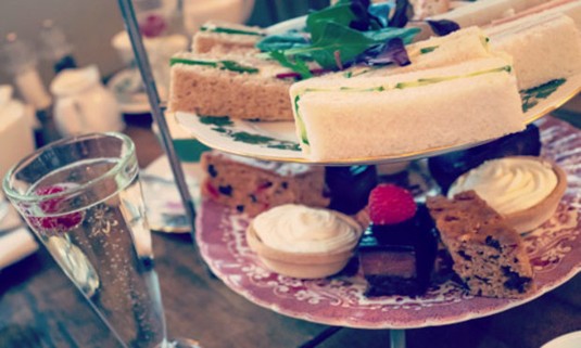 High ball glasses, martini glasses and curvy tall glasses filled with all sorts of cocktails. Discover the Cambridge Tipsy Tea hen party experience: