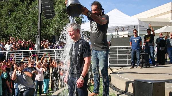 هكذا سكب تيم كوك ومارك زوكربيرغ وبيل غيتس الماء البارد على أنفسهم