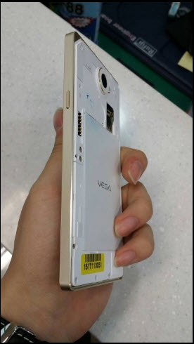 هاتف Pantech Vega Iron 2 يظهر في مجموعة من الصور القريبة