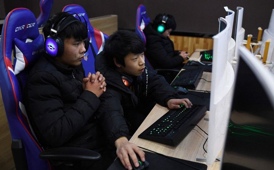 طلاب صينيون يمارسون الألعاب الرقمية في المدارس