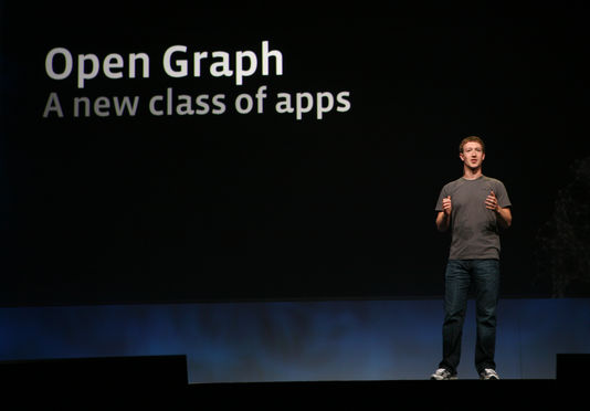 تغيير لون زي مارك زوكربيرج الجديد إلى الأزرق