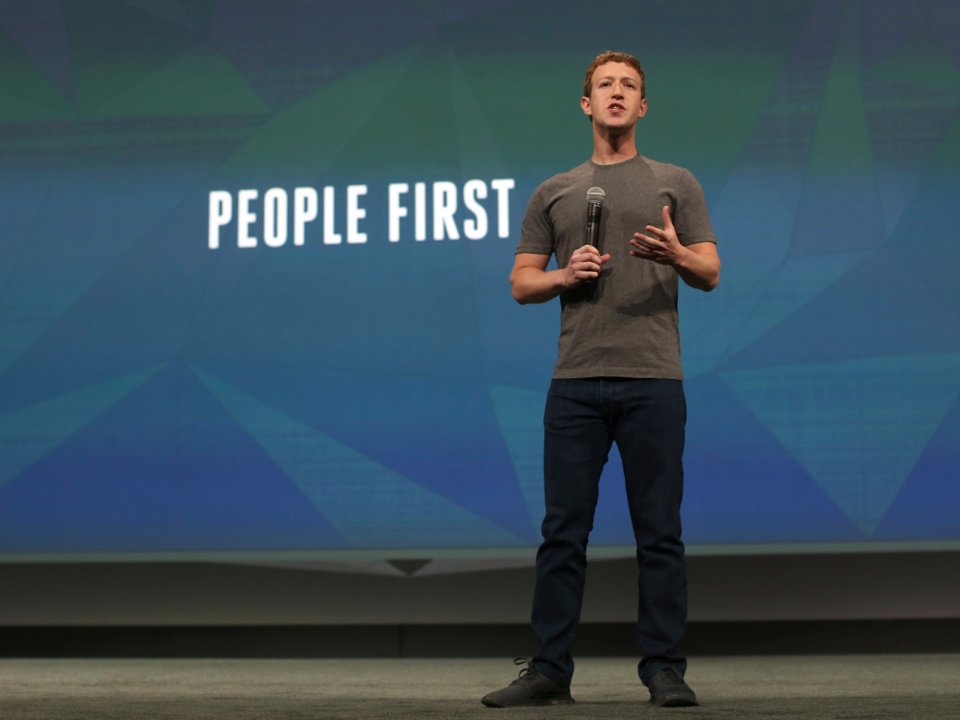 لماذا تغيير لون زي مارك زوكربيرج الجديد إلى الأزرق