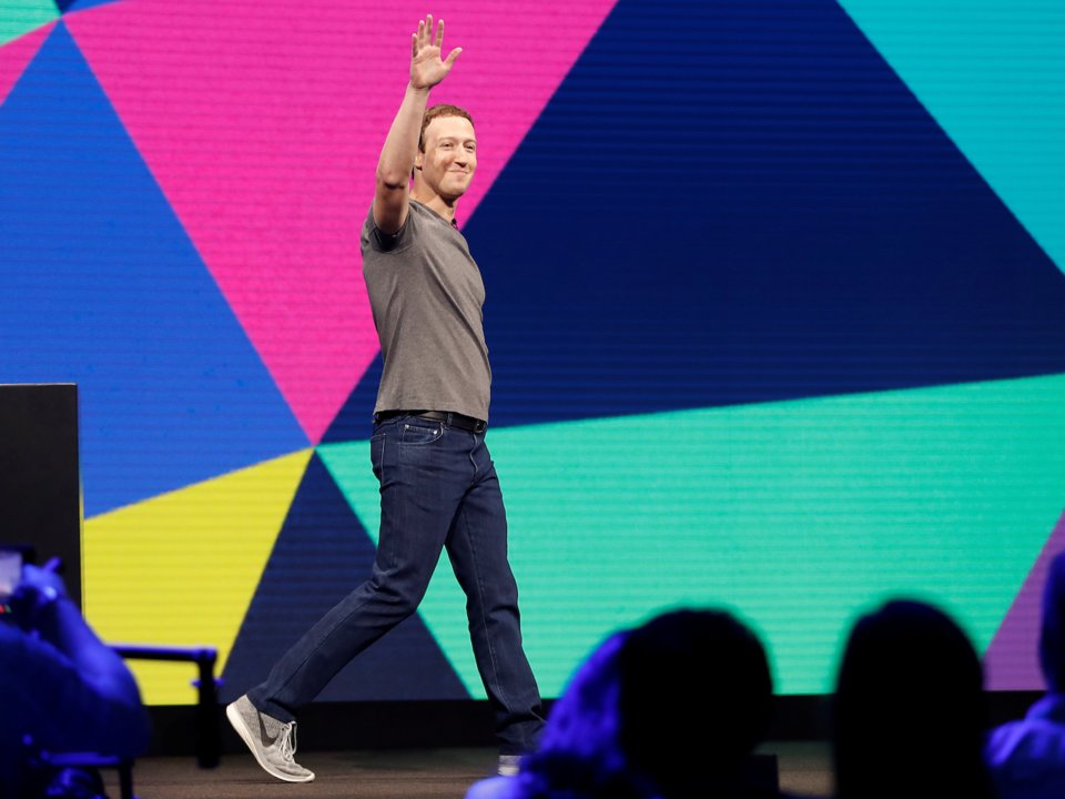 لماذا تغيير لون زي مارك زوكربيرج الجديد إلى الأزرق