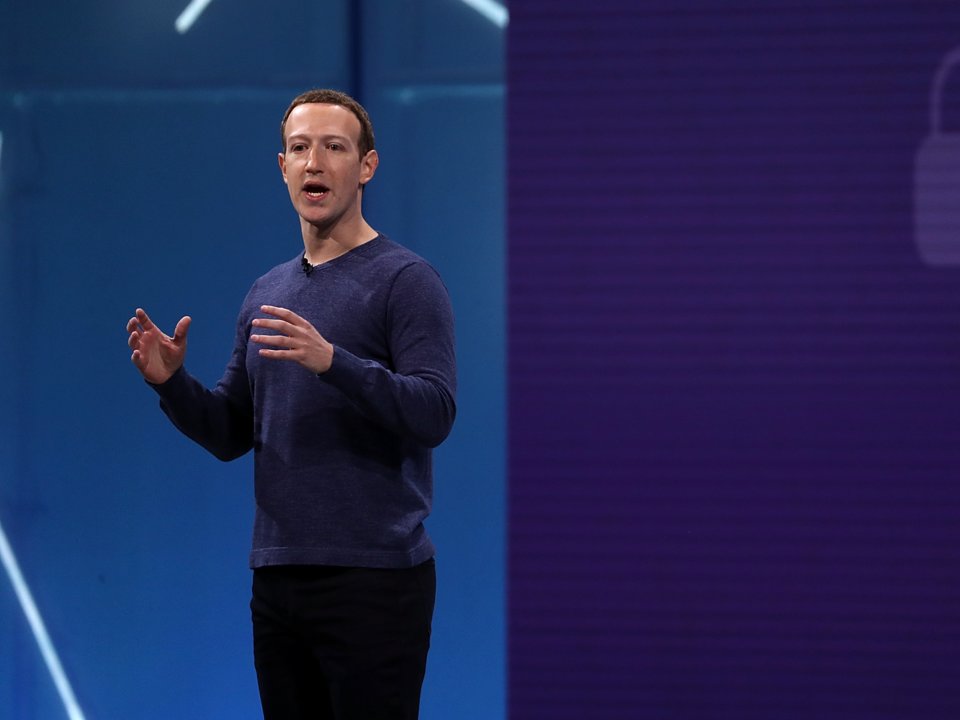 نقاش: لماذا برأيك تغيير لون زي مارك زوكربيرج الجديد إلى الأزرق؟