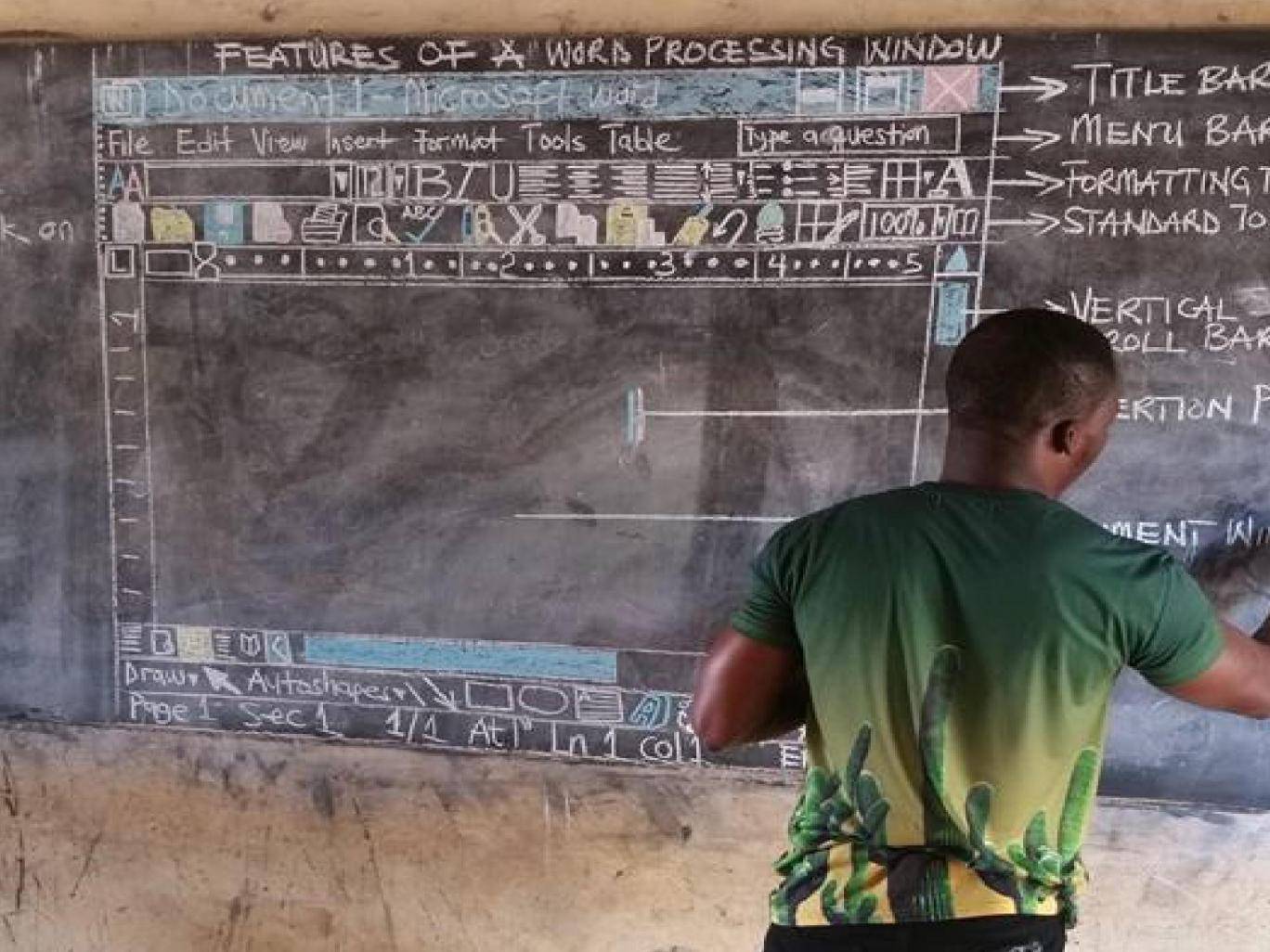 شاهد: مدرس يُعلّم طلابه مادة الحاسب الآلي بدون حاسب آلي