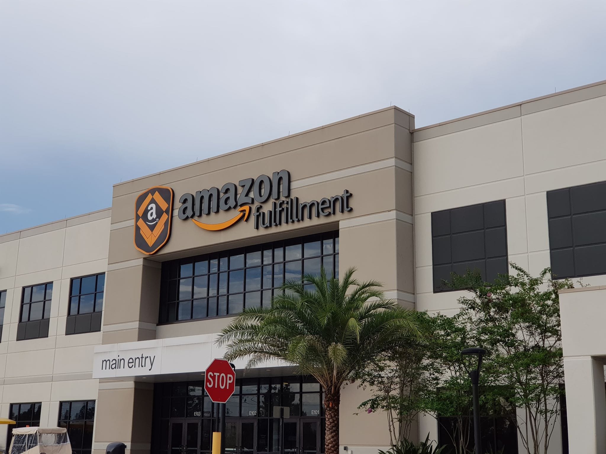مركز توزيع بضائع شركة أمازون في فلوريدا