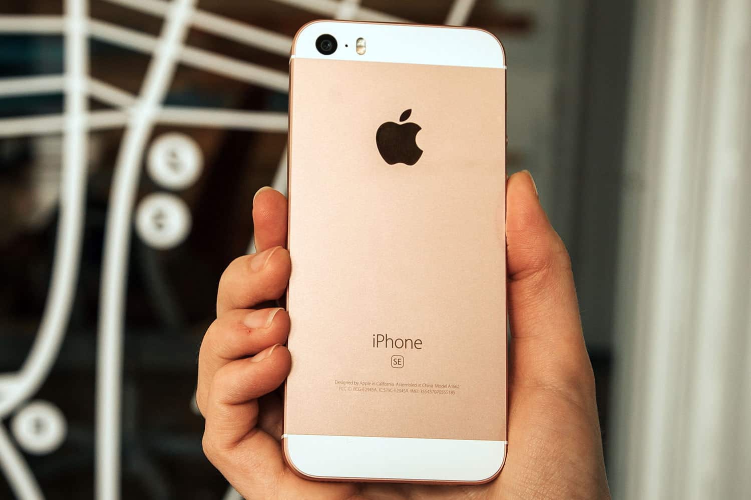 آبل تبيع iPhone SE