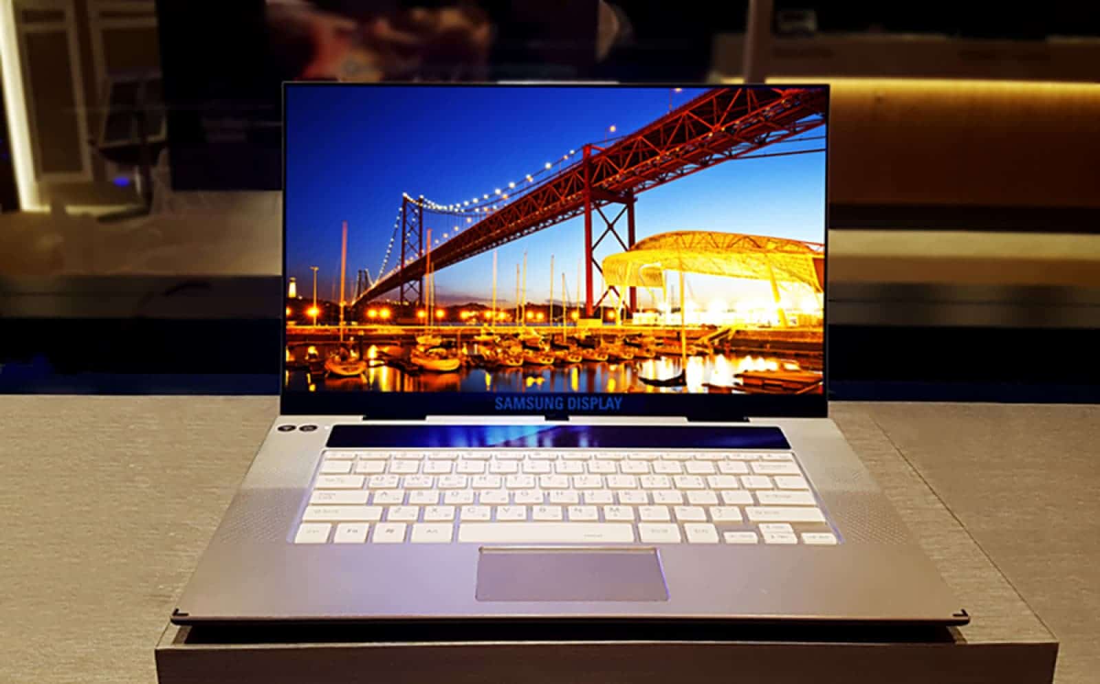 شاشة 15.6 OLED 4K من سامسونج