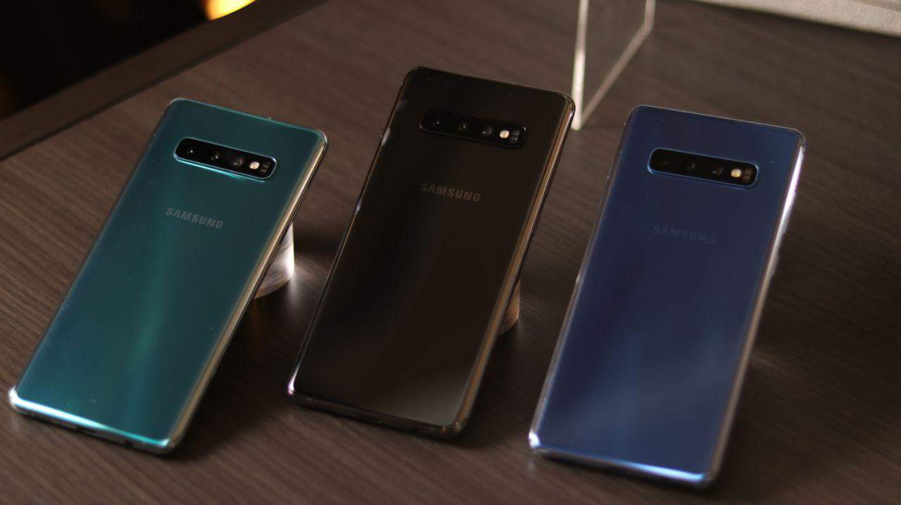 هواتف اس 10 الثلاثة standing