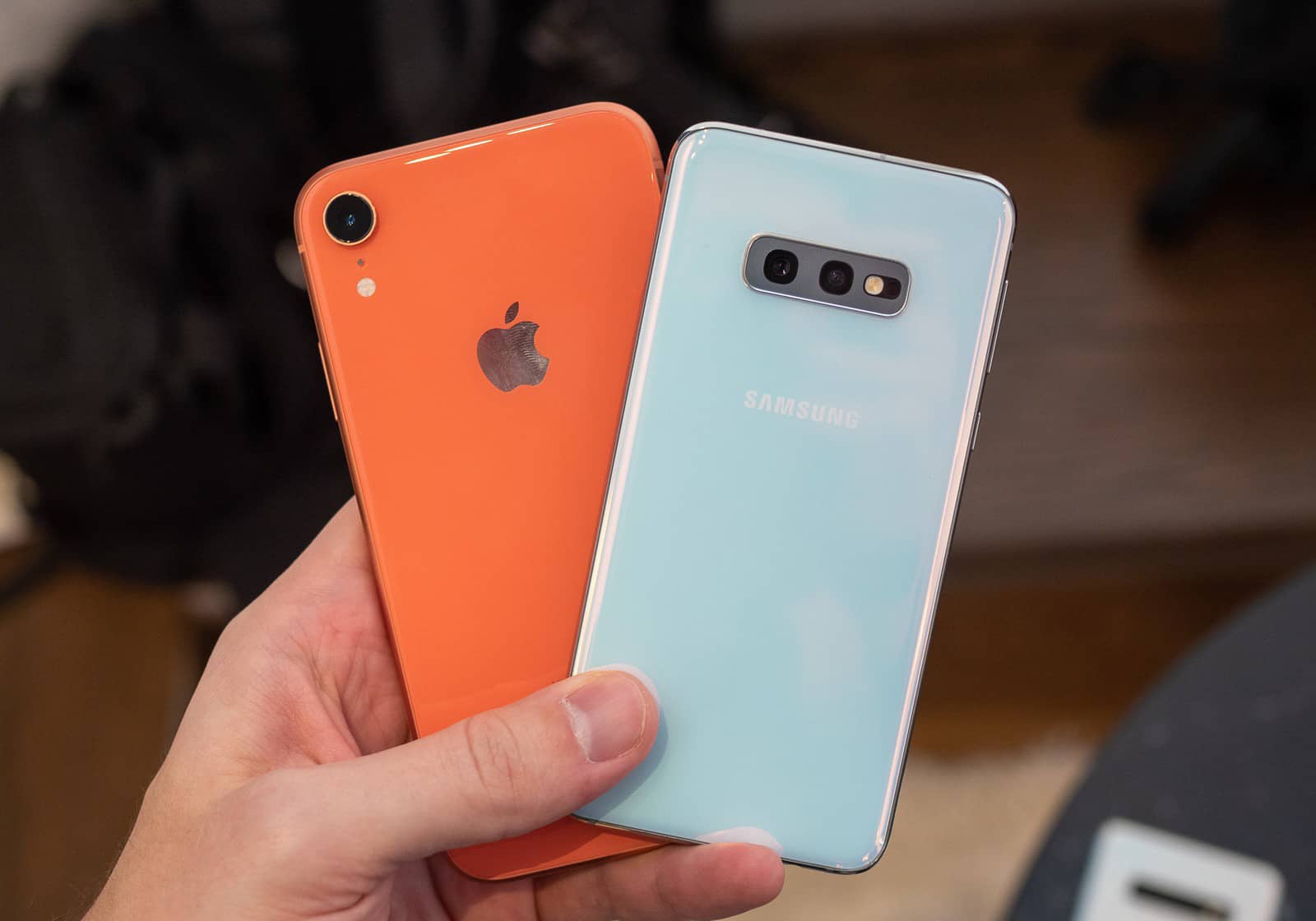 أبل ضد سامسونج: مقارنة بين هاتفي جالكسي اس 10 إي وأيفون اكس آر 