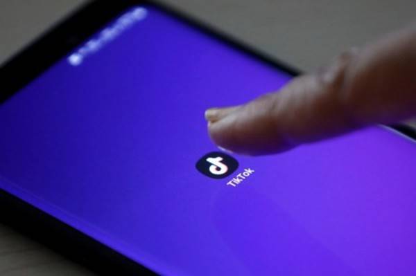 تطبيق تيك توك ينفق 100 مليون دولار لحماية أكبر أسواقه بالعالم على الرغم من الدعوات لحظر تطبيق تيك توك، التطبيق الصيني الشهير في مشاركة الفيديو، في الهند، فقد بدأت الشركة استثمار ما يقرب من 100 مليون دولار أخرى لإنشاء مركز بيانات خاص بها في البلاد. يعتبر ذلك الاستثمار واحدًا من الاستثمارات التي تبلغ قيمتها مليار دولار، والتي خططت لها شركة بايت دانس، التي تقف وراء تطبيق تيك توك للهند على مدار السنوات الثلاث المقبلة. هذه الخطوة استباقية لإظهار حسن النية بدلًا من مشروع قانون حماية البيانات الشخصية الهندي الموجود حاليًا في الأعمال، ومن المتوقع أن يُعرض مشروع القانون في البرلمان هذا العام. وأكدت شركة بايت دانس علي اعترافتها بجهود الهند في تشرلايع قوانين جديدة تحمي البيانات، ولهذا تريد الشركة إنشاء مركز للبيانات بالهند. خلال الأسبوع الماضي، أرسلت الحكومة استبيانًا إلى كل من تيك توك وهيلو بشأن جمع البيانات وتخزينها من المستخدمين الهنود. من شأن إنشاء مركز البيانات في الهند أن يقطع شوطًا كبيرًا لتهدئة أي مخاوف محتملة لدى الحكومة الهندية بشان التطبيق، وذلك بالتجسس على مستخدميها. سعت وزارة الإلكترونيات وتكنولوجيا المعلومات إلى الحصول على استجابة من مشغلي تطبيقي تيك توك وهيلو بشأن العديد من القضايا، بما في ذلك ما إذا كان تالشركة تفكر في تخزين البيانات في الهند، وطلبت الوزارة معلومات بشأن التدابير التي اتخذتها الشركة لحماية المستخدمين الذين تقل اعمارهم عن 18 عامًا، ومن أي محتوى قد يكون خطيرًا. مع وجود أكثر من 200 مليون مستخدم، تعد الهند أكبر سوق لتيك توك، وقد استحوذت على العديد من الخلافات على مدار الأشهر القليلة الماضية. ولدى الشركة مجموعة من التطبيقات متوفرة في أكثر من 150 سوقًا وبنحو 75 لغة.