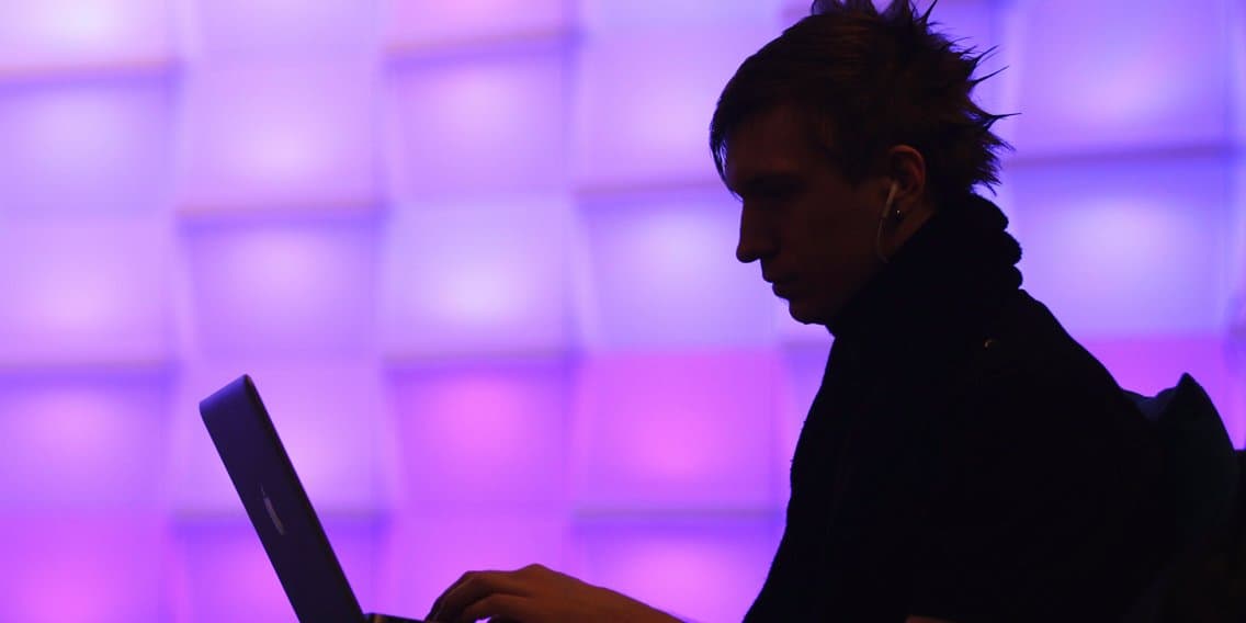 مبرمج يواجه الحبس 10 أعوام بسبب محاولة إجبار صاحب العمل على تعيينه