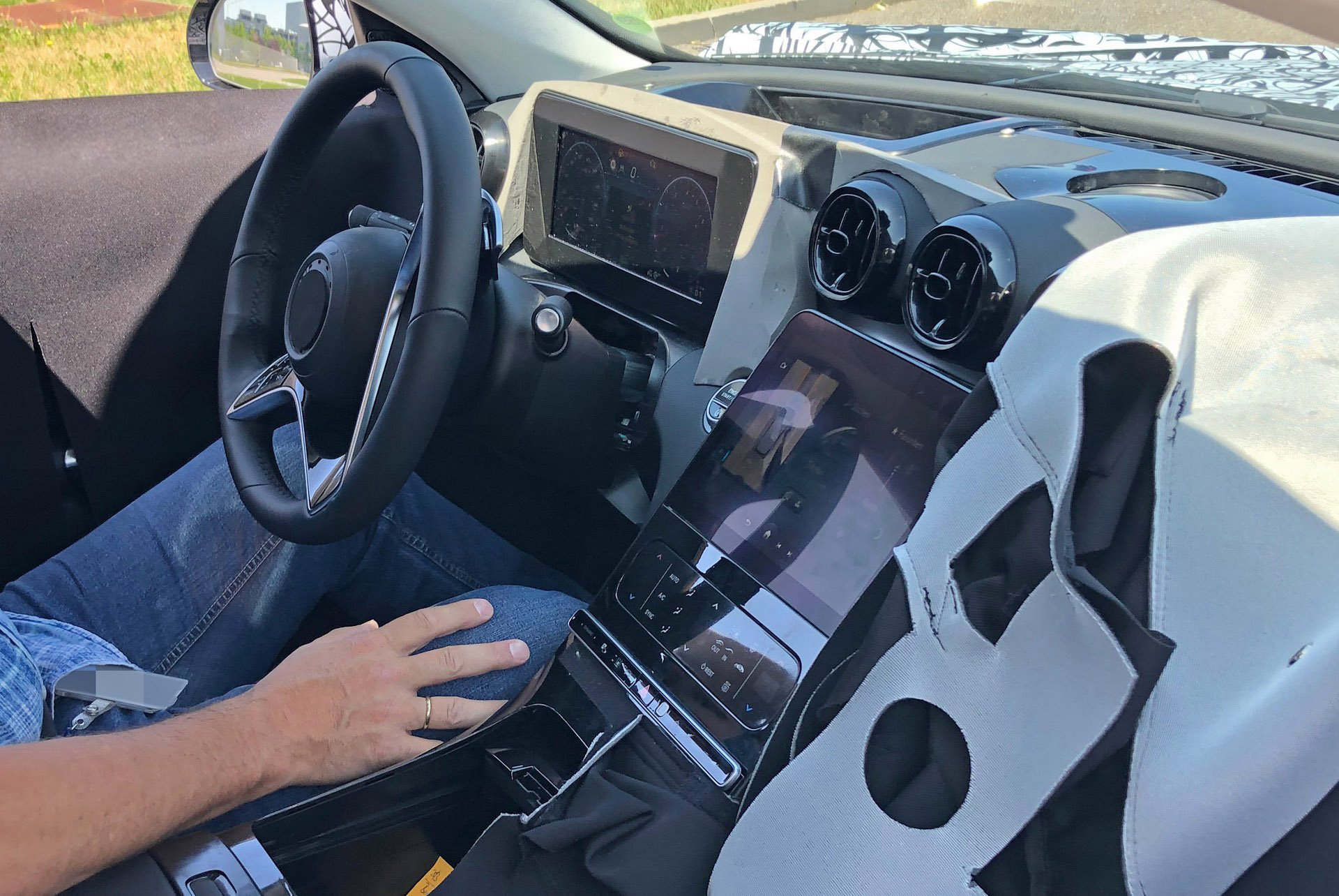 شاشة مرسيدس سي كلاس 2021