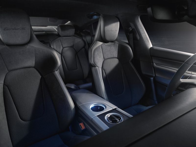 بورش تايكان interior