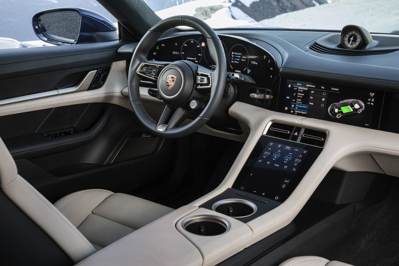 بورش تايكان interior