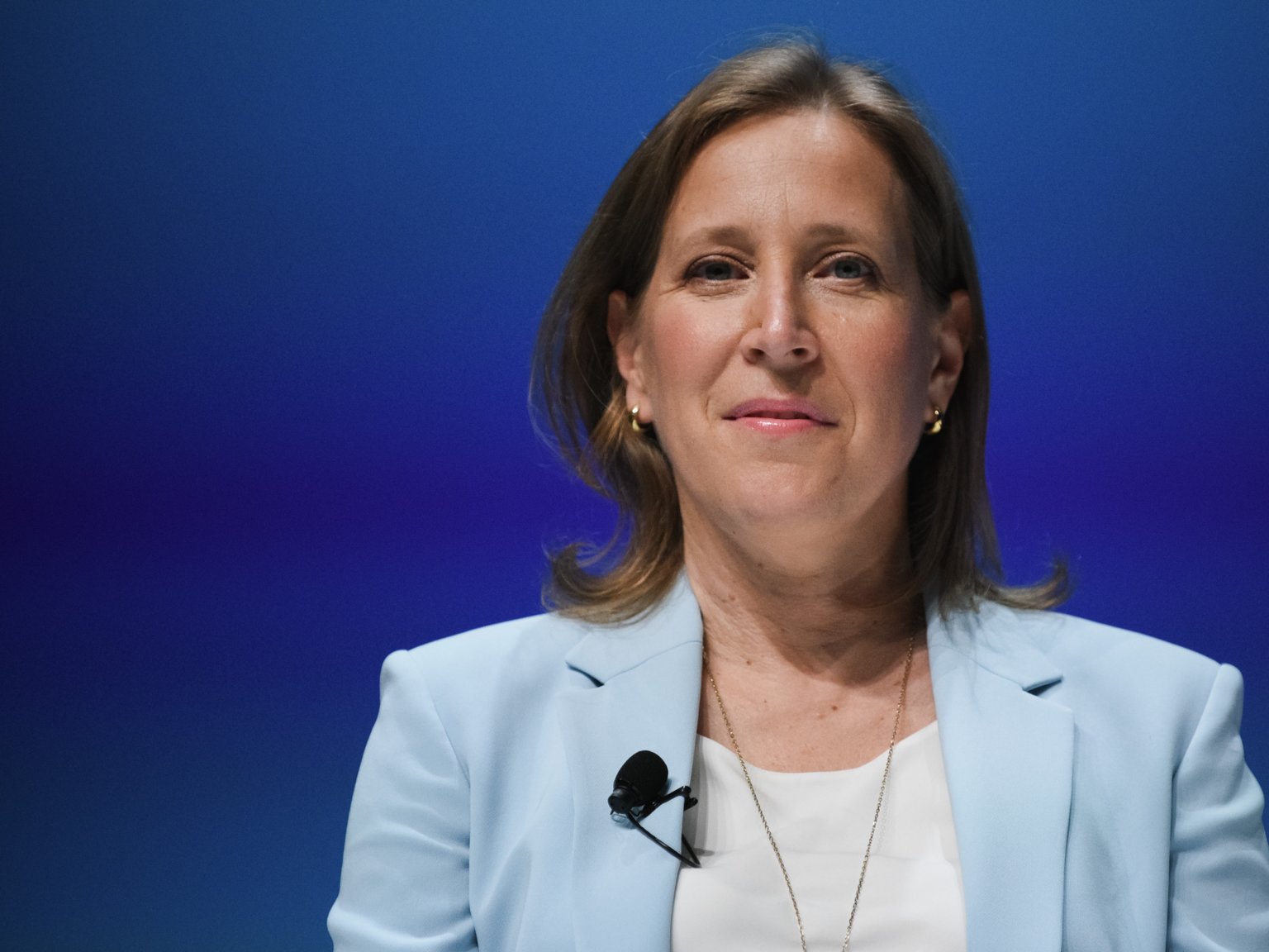 اعتذار سوزان وجسيكي عن الضرر الذي سببته سياسات التحقق الجديدة في يوتيوب