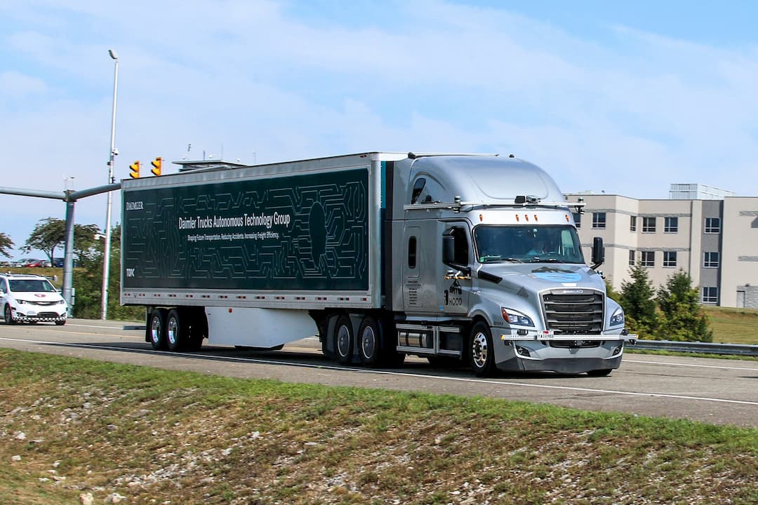 شركة دايملر تبدأ باختبار شاحنات ذاتية القيادة على الطرق العامة