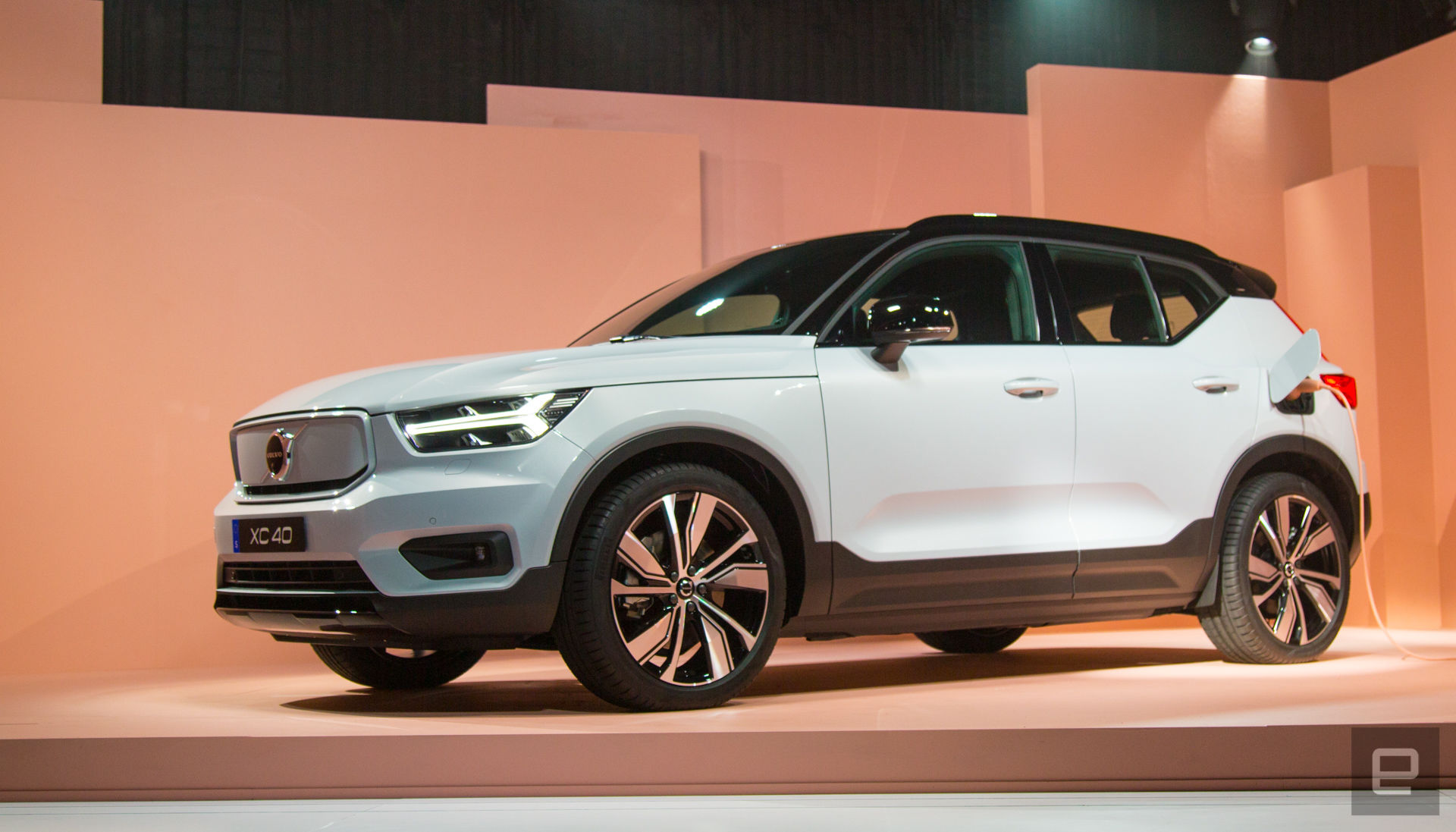 فولفو تكشف النقاب عن سيارة XC40 أول سيارة تعمل كاملًا بالكهرباء
