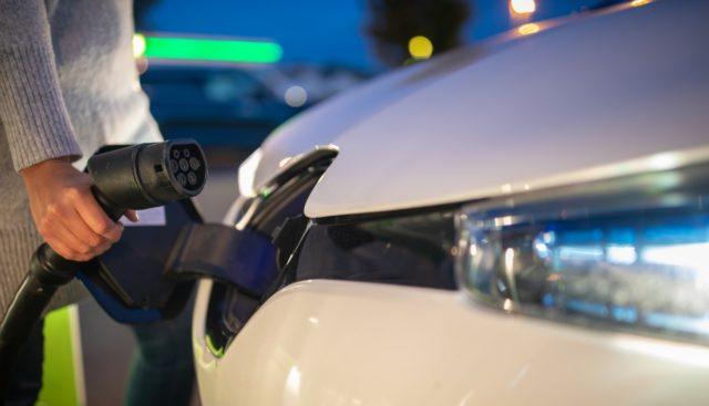 هل اقتربنا من شحن بطاريات السيارات الكهربائية في 10 دقائق فقط؟