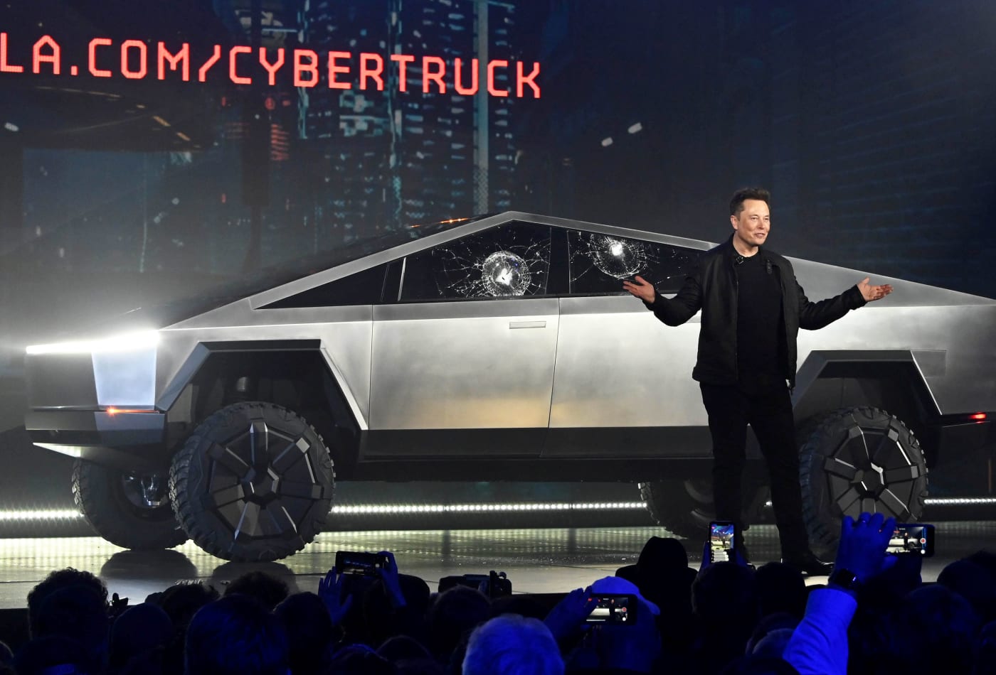 سيارة تسلا cybertruck سيارة كهربائية جديدة بتصميم فريد قد يبدو مرعبًا 4