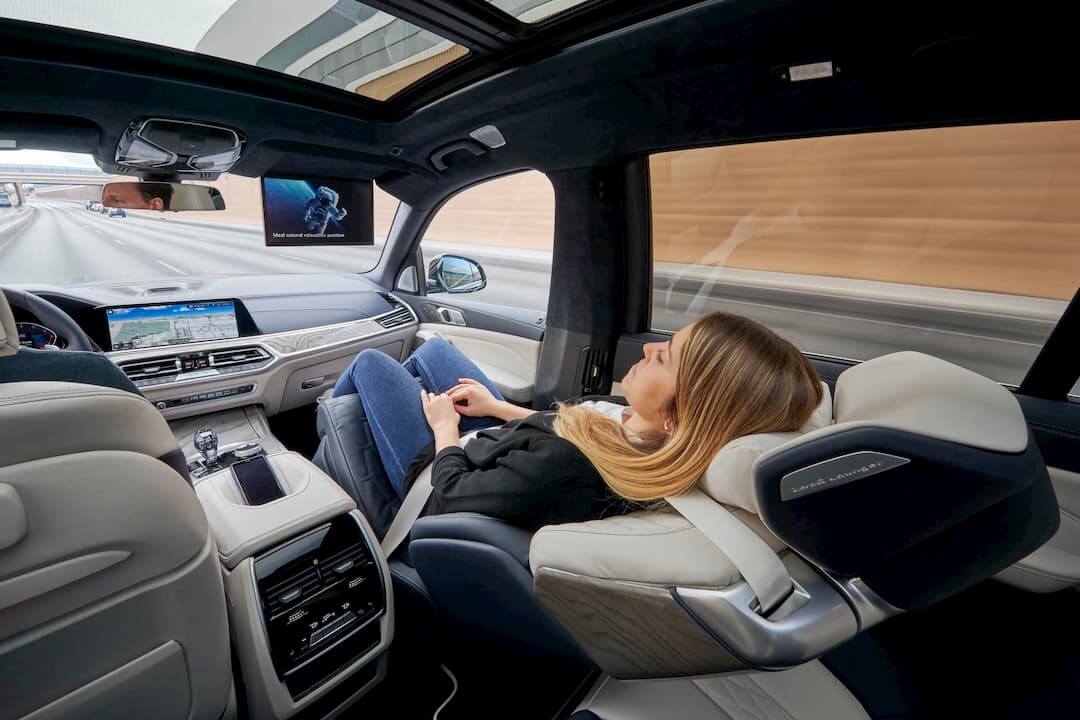 تعرّف على BMW X7 ZeroG Lounger ودعم اتصالات 5G في سيارات BMW