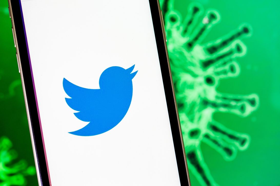 تويتر يعتذر عن وسم التغريدات تلقائياً بأنها مضللة وتنشر نظريات المؤامرة