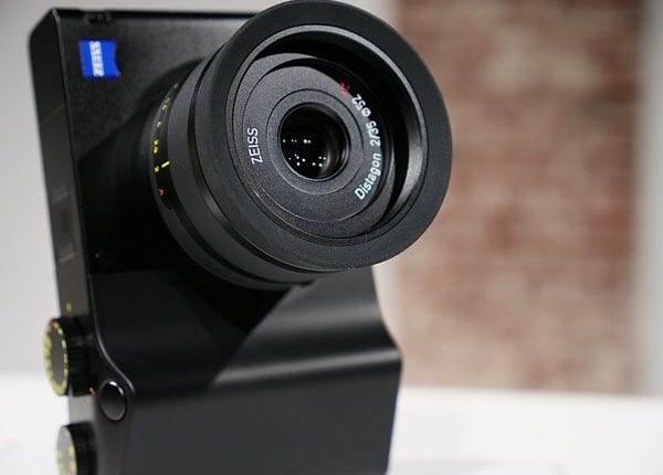 كاميرا Zeiss ZX1