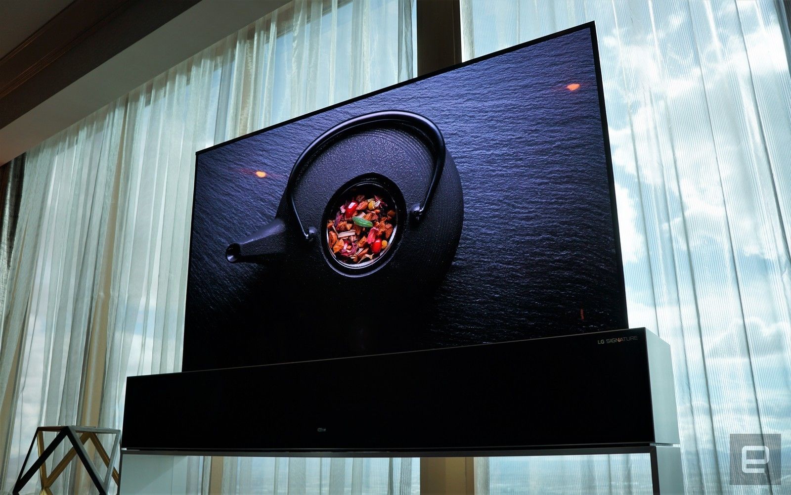تلفزيون LG القابل للف متاح للشراء لكن مقابل 87 ألف دولار أمريكي