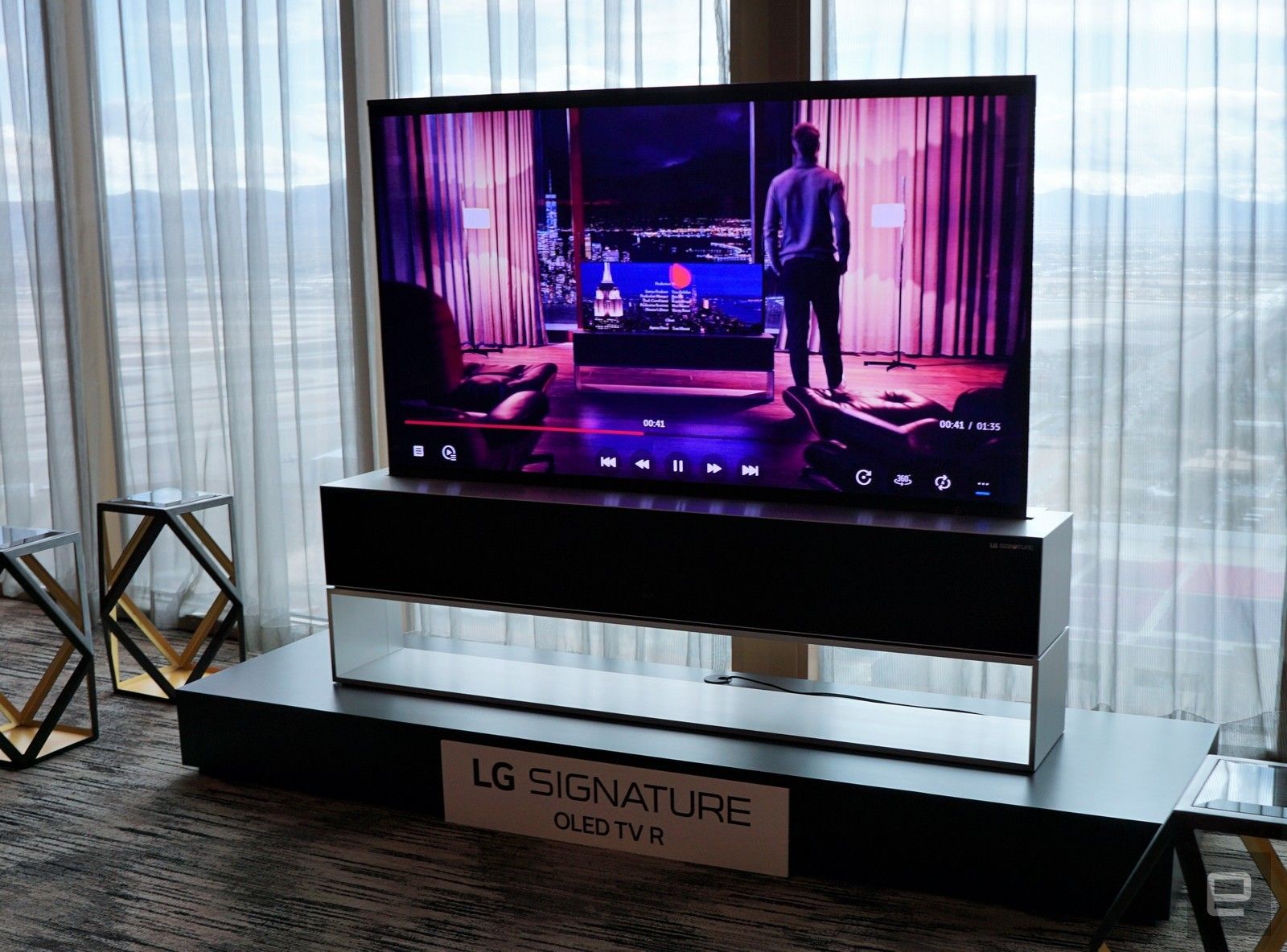 تلفزيون LG القابل للف متاح للشراء لكن مقابل 87 ألف دولار أمريكي