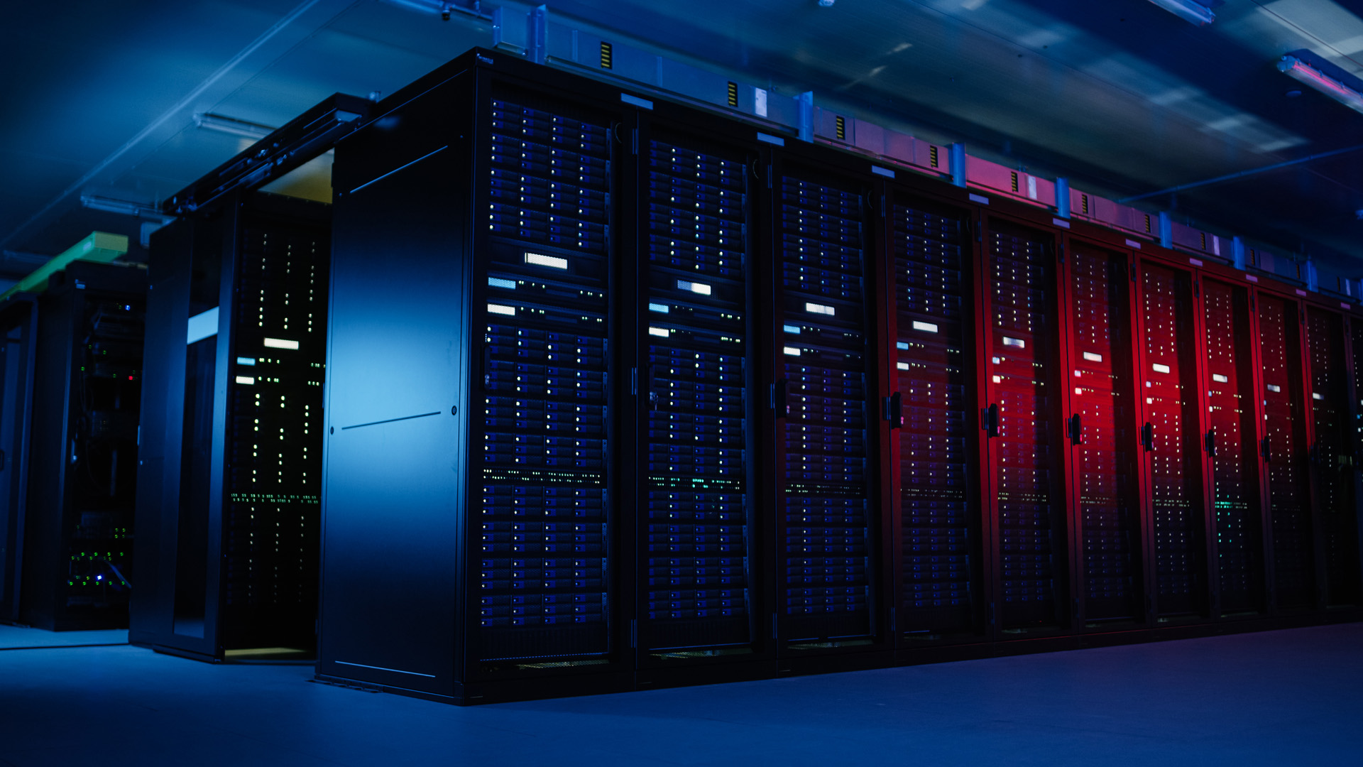 من أين تجني شركة Intel عائداتها حقاً؟ وكم ستتضرر من انتقال الشركات نحو معالجات ARM؟